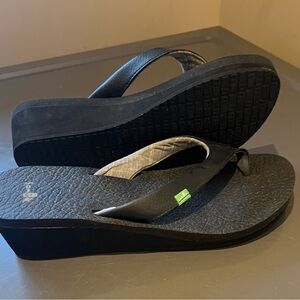 Sanuk Yoga Mat Wedge Heel Sandals Woman’s Size 10 Black Thong Flip Flops